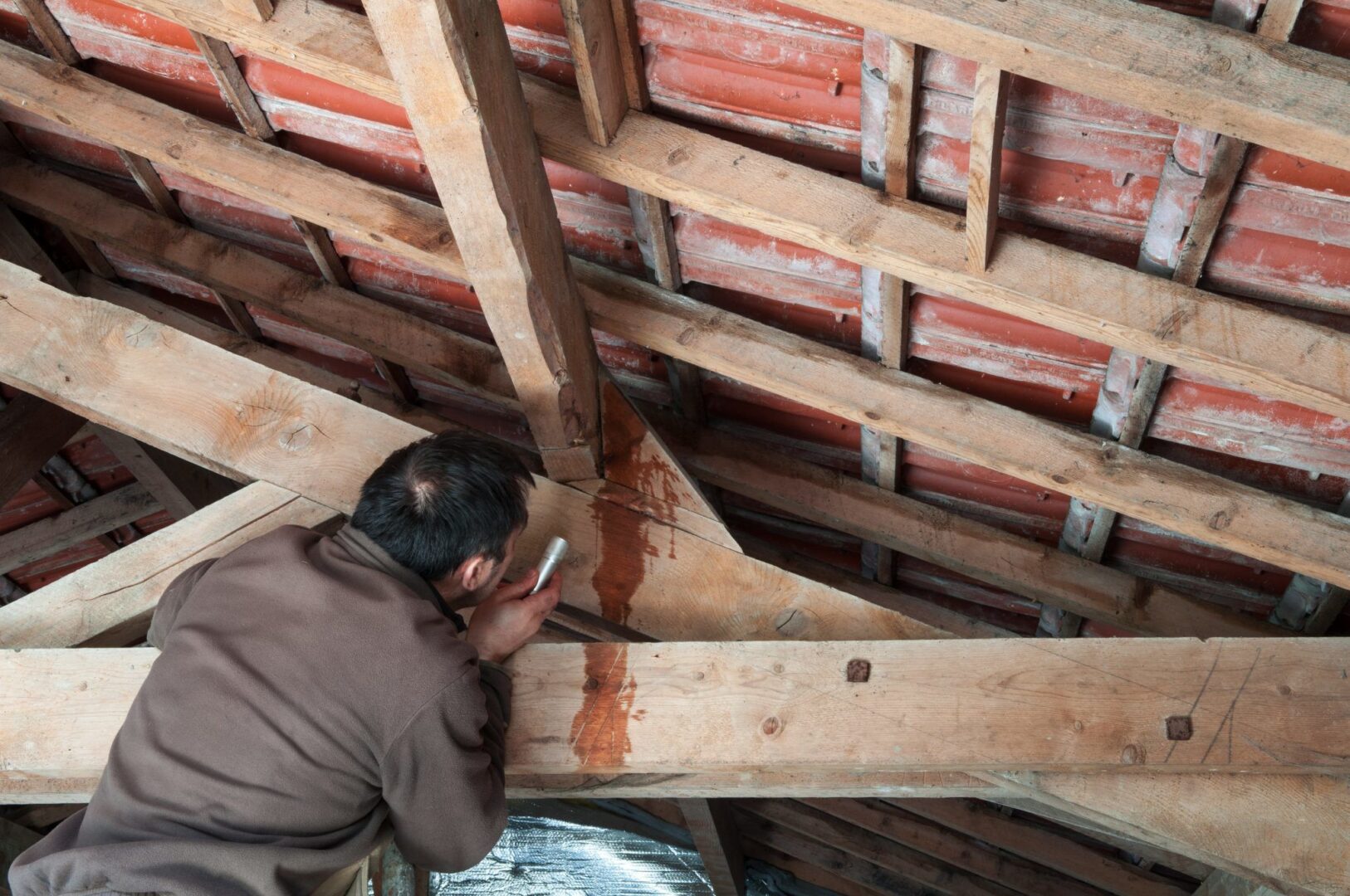 Nashville Roofer inspect metal roofing for leaks
